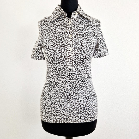 Einzigartige und nachhaltige Vintage Bluse in weiss-braun. Unique and sustainable vintage blouse in white-brown. Front.
