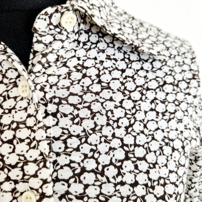 Einzigartige und nachhaltige Vintage Bluse in weiss-braun. Unique and sustainable vintage blouse in white-brown. Close-up.