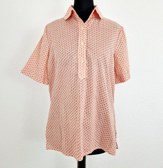 Einzigartige und nachhaltige Vintage Bluse in rot-braum mit Blumen. Unique and sustainable vintage blouse in red-brown with flowers. Front. 