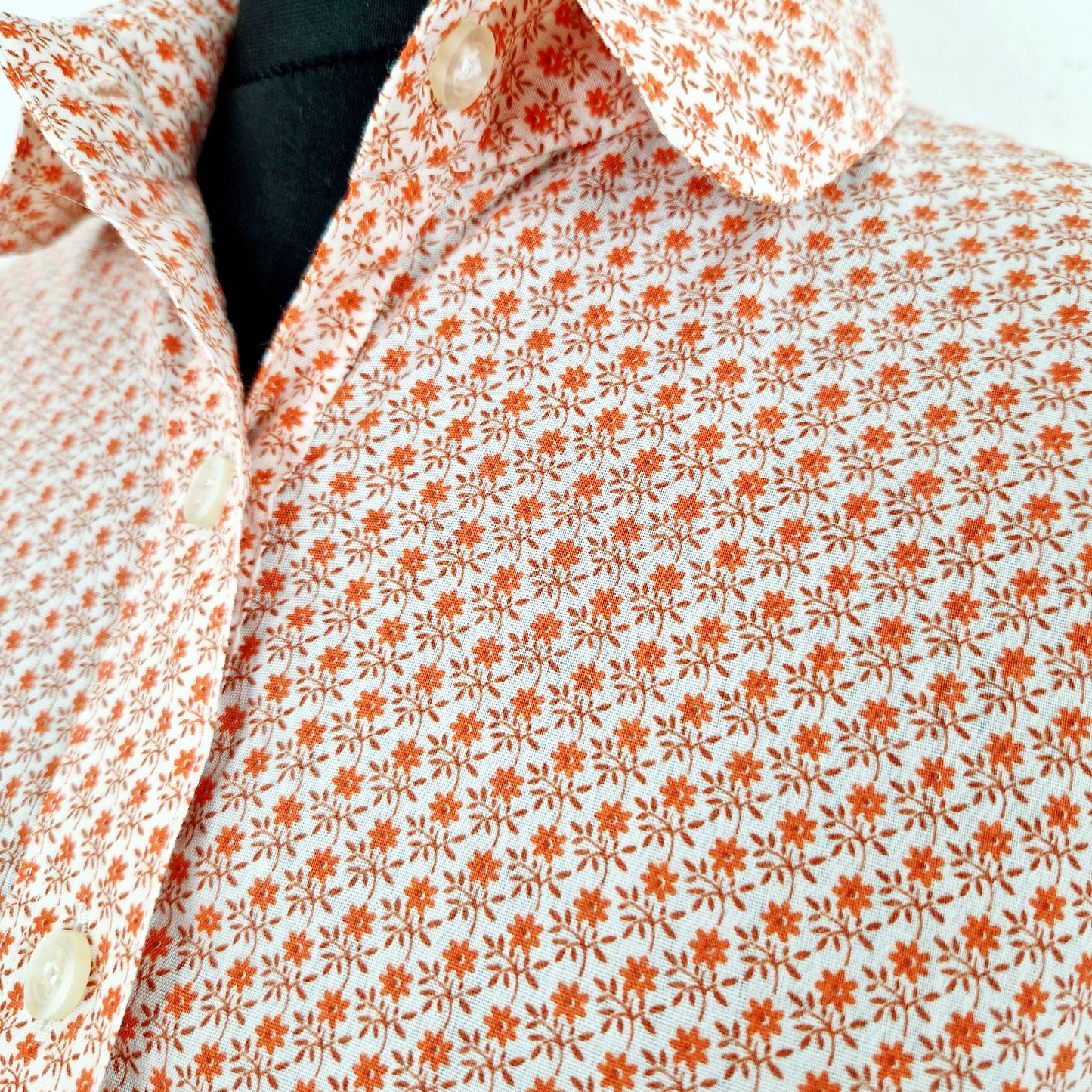 Einzigartige und nachhaltige Vintage Bluse in rot-braum mit Blumen. Unique and sustainable vintage blouse in red-brown with flowers. Close-up.