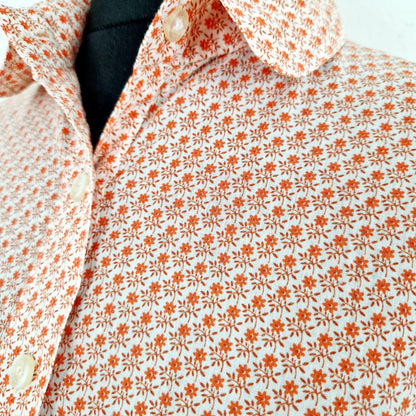 Einzigartige und nachhaltige Vintage Bluse in rot-braum mit Blumen. Unique and sustainable vintage blouse in red-brown with flowers. Close-up.