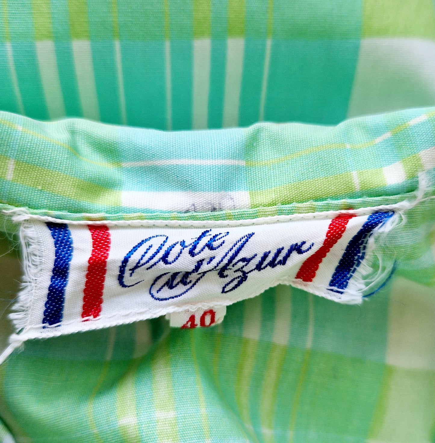 Einzigartiges und nachhaltiges Vintage Top in weiss-hellgrün-mint, kariert. Unique and sustainable vintage top in white-light green-min, checked. Tag.