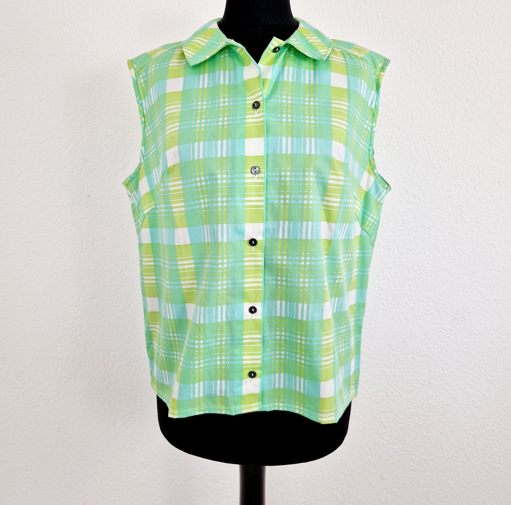 Einzigartiges und nachhaltiges Vintage Top in weiss-hellgrün-mint, kariert. Unique and sustainable vintage top in white-light green-min, checked. Front.