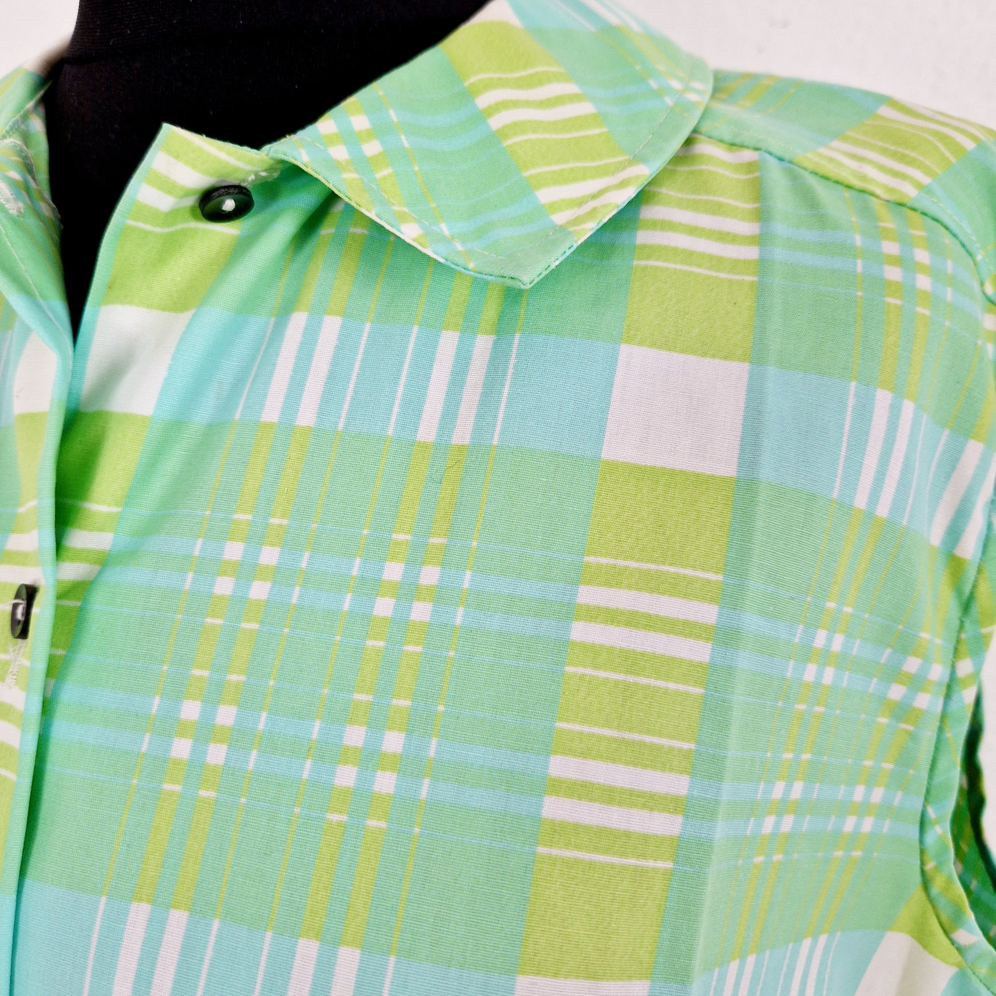 Einzigartiges und nachhaltiges Vintage Top in weiss-hellgrün-mint, kariert. Unique and sustainable vintage top in white-light green-min, checked. Close-up.