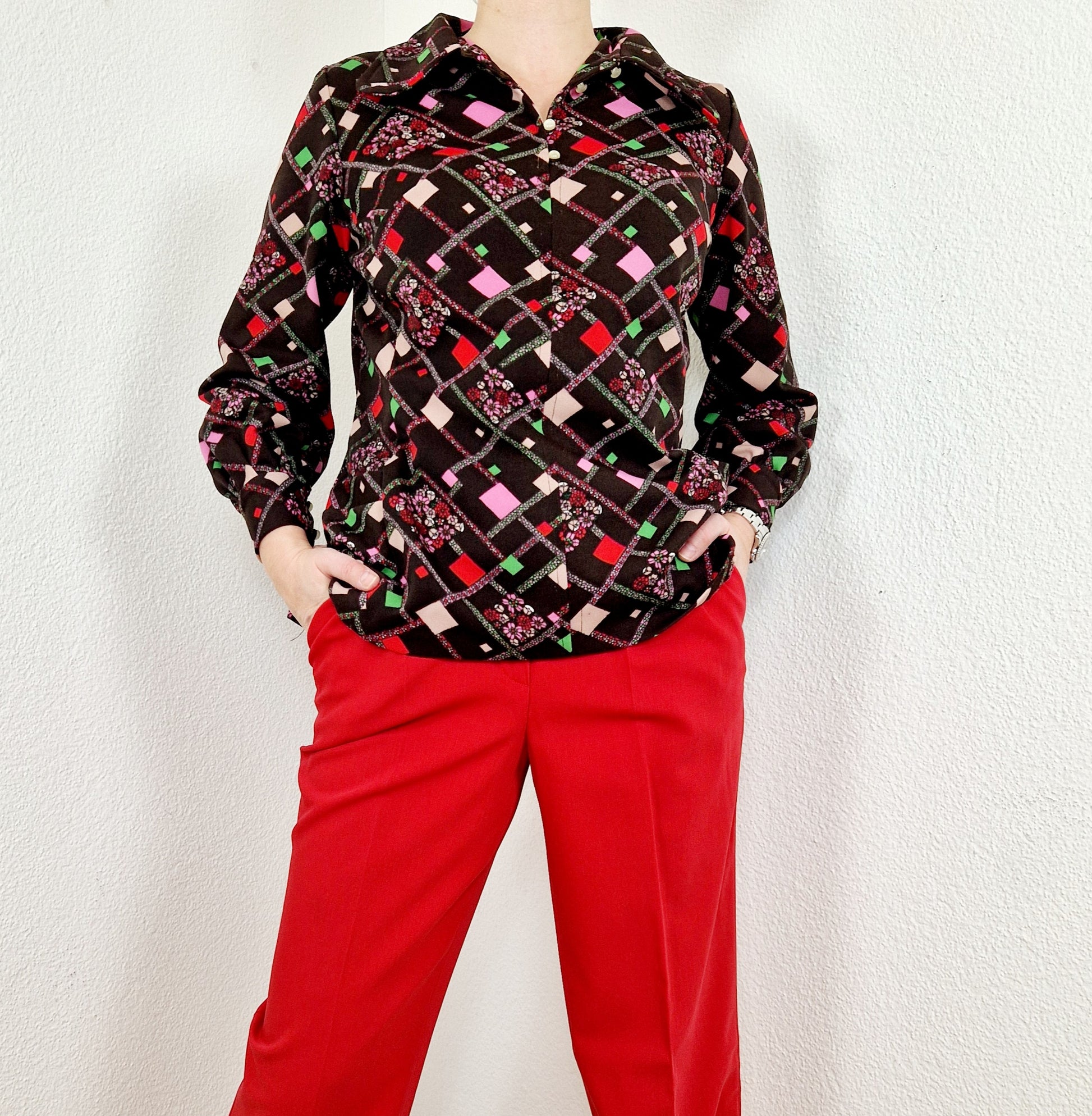 Einzigartige und nachhaltige Vintage Bluse in braun mit Vierecken. Unique and sustainable vintage blouse in brown with squares. Model.