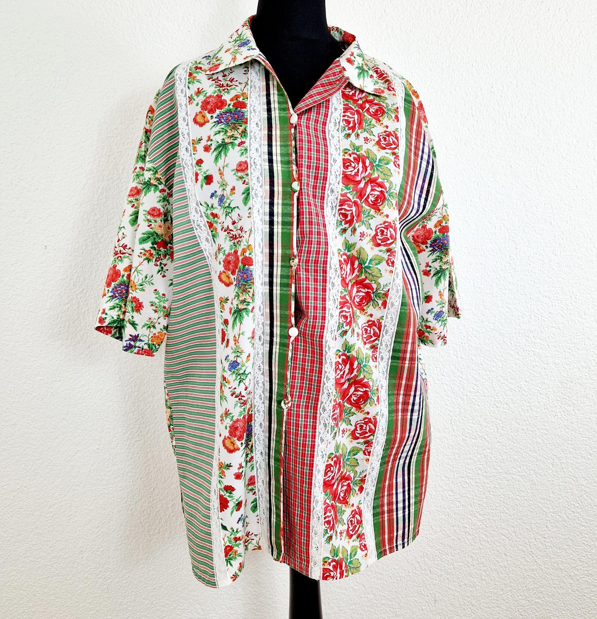 Einzigartige und nachhaltige Vintage Bluse in weiss-rot-grün mit Blumen. Unique and sustainable vintage blouse in white-red-green with flowers. Front.