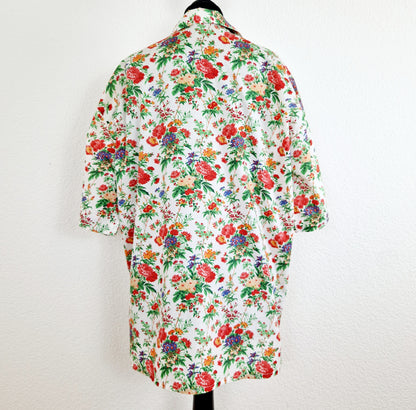 Einzigartige und nachhaltige Vintage Bluse in weiss-rot-grün mit Blumen. Unique and sustainable vintage blouse in white-red-green with flowers. Back.