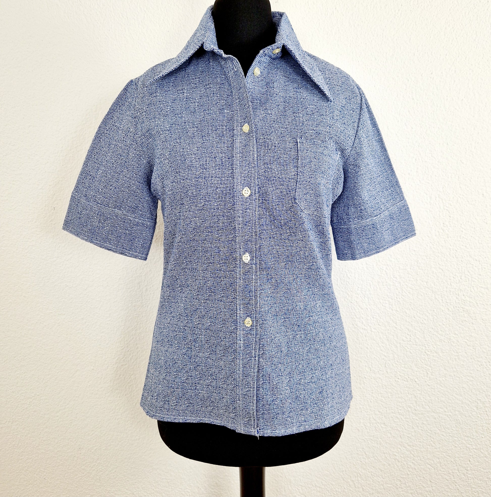 Einzigartige und nachhaltige Vintage Bluse, Kurzarm, in blau-weiss, kariert. Unique and sustainable vintage blouse, short sleeves, in blue-white, checked. Front.