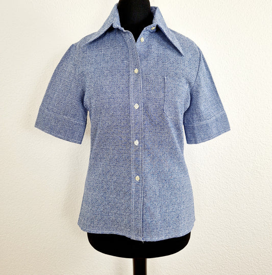 Einzigartige und nachhaltige Vintage Bluse, Kurzarm, in blau-weiss, kariert. Unique and sustainable vintage blouse, short sleeves, in blue-white, checked. Front.