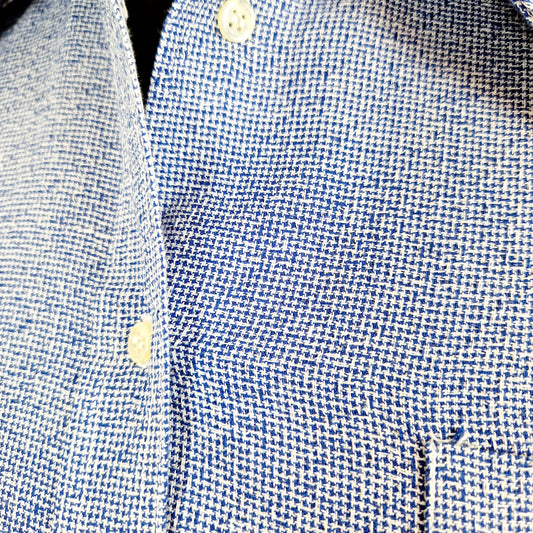 Einzigartige und nachhaltige Vintage Bluse, Kurzarm, in blau-weiss, kariert. Unique and sustainable vintage blouse, short sleeves, in blue-white, checked. Close-up.