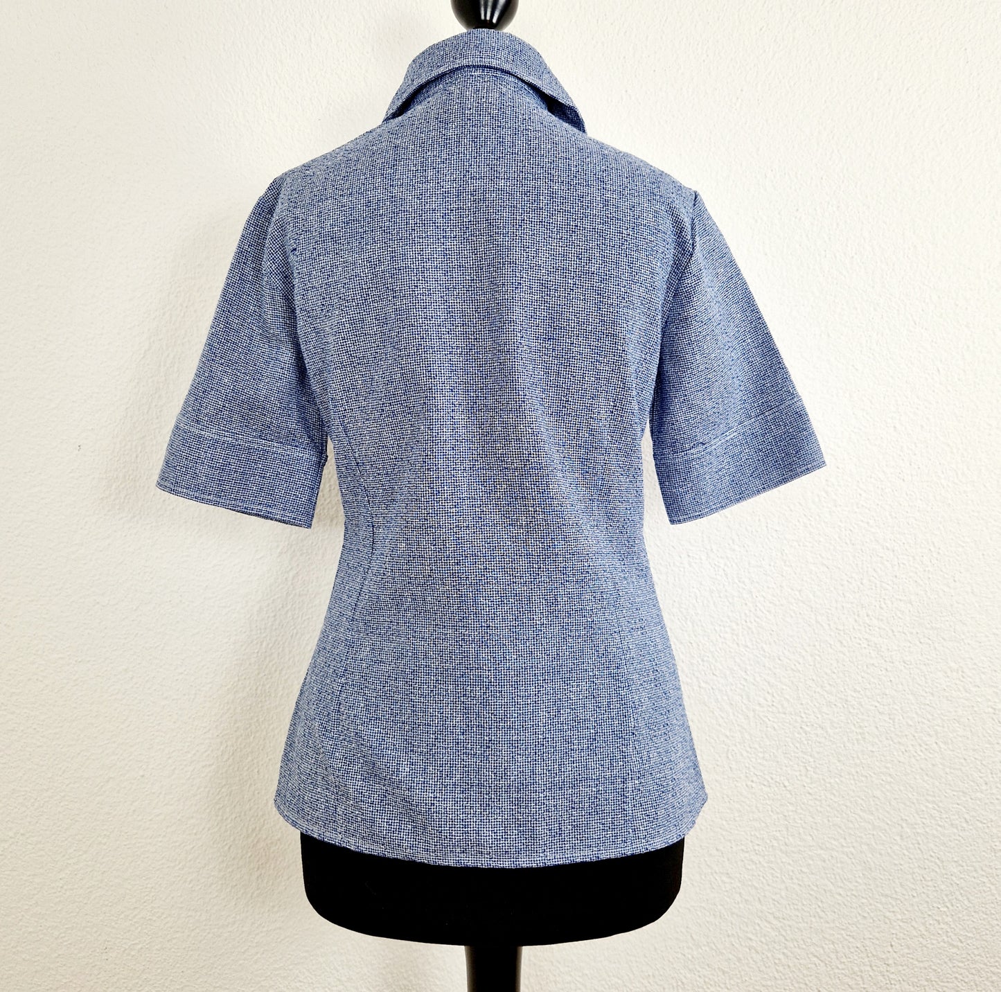 Einzigartige und nachhaltige Vintage Bluse, Kurzarm, in blau-weiss, kariert. Unique and sustainable vintage blouse, short sleeves, in blue-white, checked. Back.