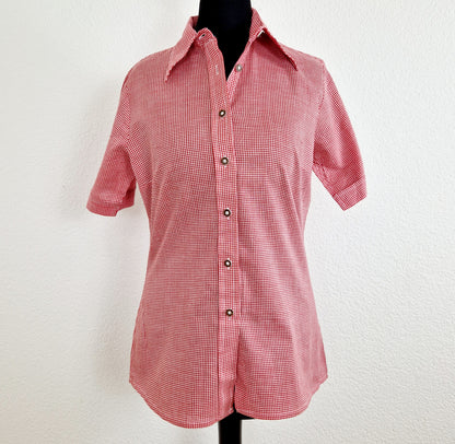 Einzigartige und nachhaltige Vintage Bluse, Kurzarm, rot-weiss, kariert. Unique and sustainable vintage blouse, short sleeves, checked. Front.