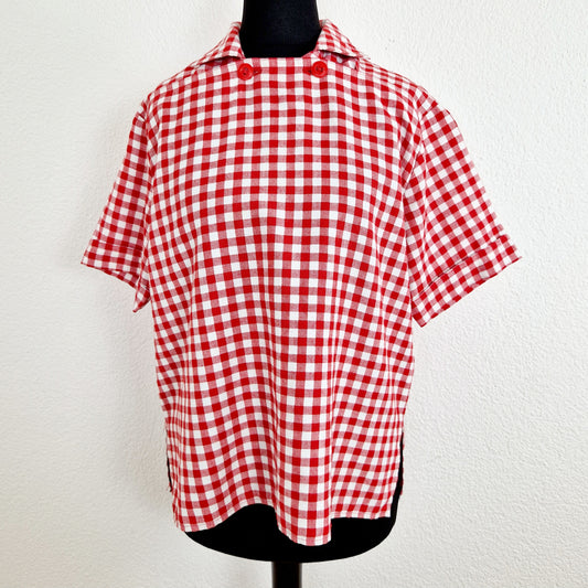 Einzigartige und nachhaltige Vintage Bluse, Kurzarm, in rot-weiss, kariert. Unique and sustainable vintage blouse, short sleeves, in red-white, checked. Front.