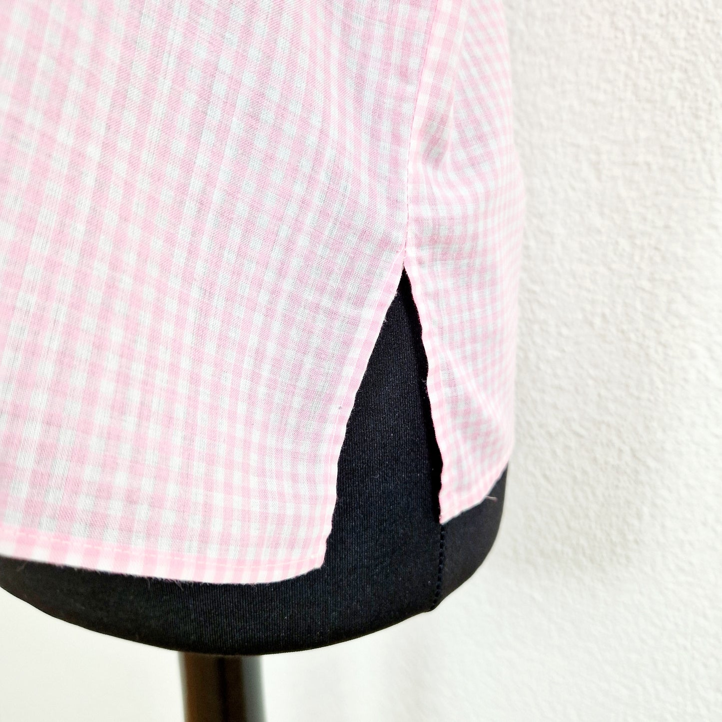 Einzigartiges und nachhaltiges Vintage Top in rosa-weiss, kariert. Unique and sustainable vintage top in pink-white, checked. Slit.