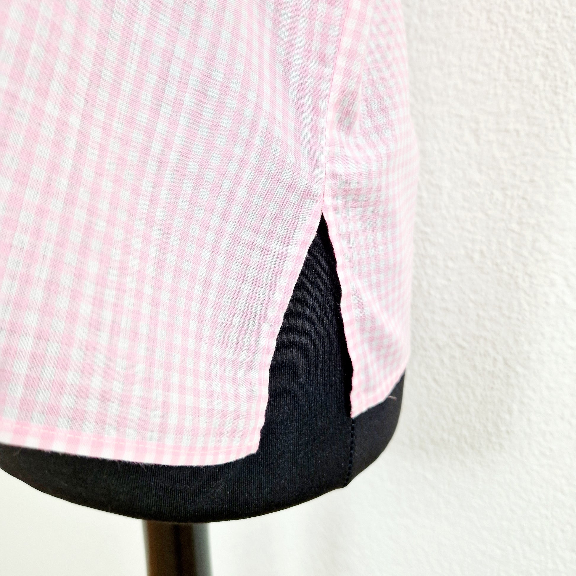Einzigartiges und nachhaltiges Vintage Top in rosa-weiss, kariert. Unique and sustainable vintage top in pink-white, checked. Slit.