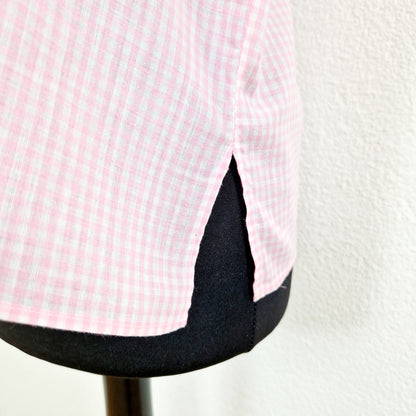 Einzigartiges und nachhaltiges Vintage Top in rosa-weiss, kariert. Unique and sustainable vintage top in pink-white, checked. Slit.