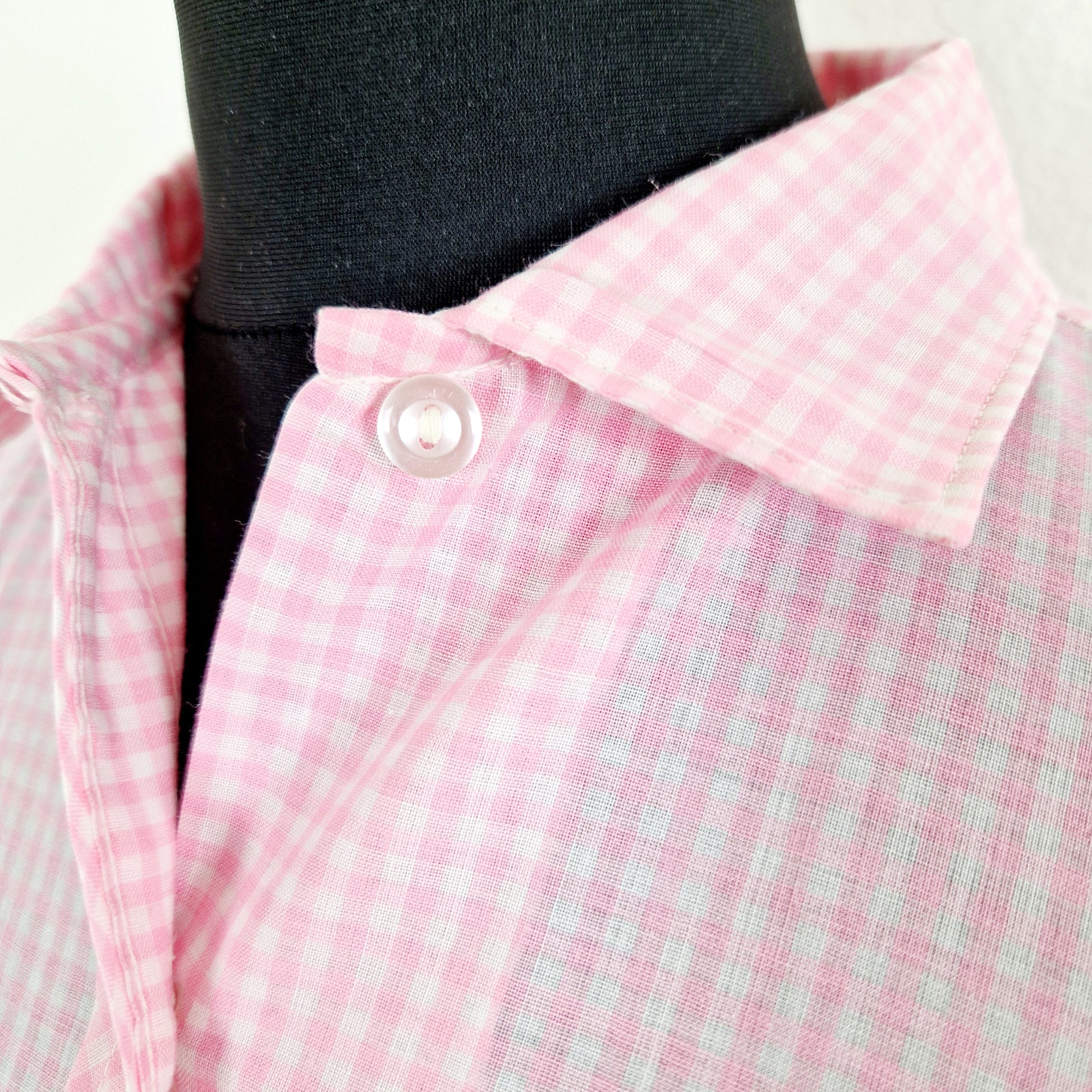 Einzigartiges und nachhaltiges Vintage Top in rosa-weiss, kariert. Unique and sustainable vintage top in pink-white, checked. Close-up.