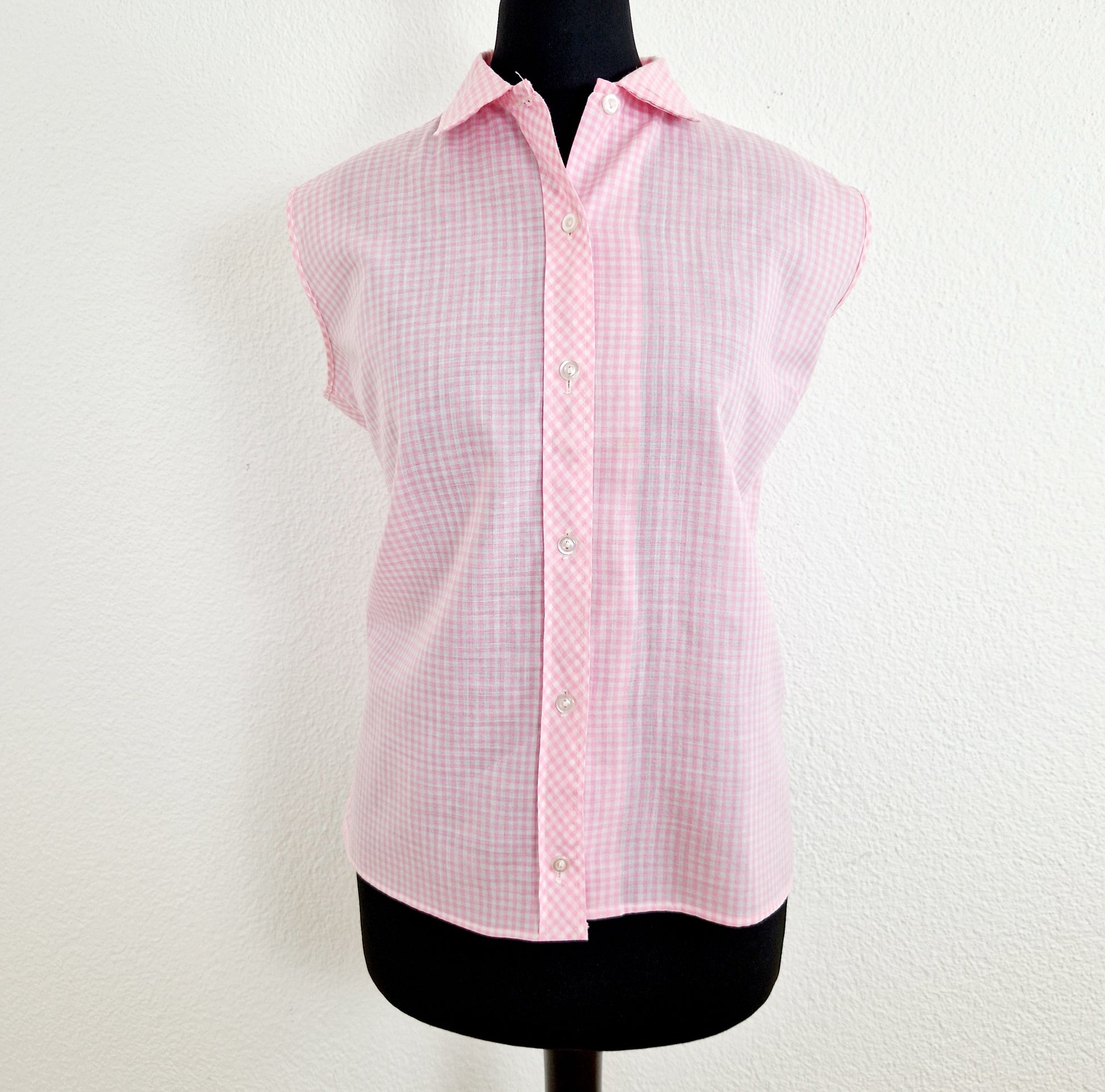 Einzigartiges und nachhaltiges Vintage Top in rosa-weiss, kariert. Unique and sustainable vintage top in pink-white, checked. Front. 