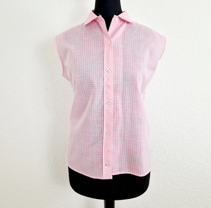 Einzigartiges und nachhaltiges Vintage Top in rosa-weiss, kariert. Unique and sustainable vintage top in pink-white, checked. Front. 