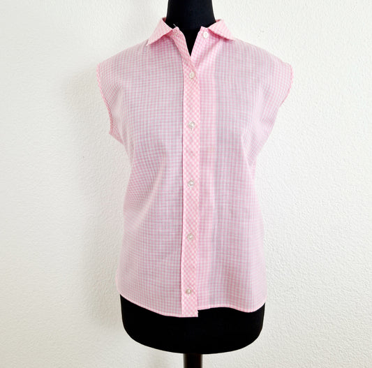 Einzigartiges und nachhaltiges Vintage Top in rosa-weiss, kariert. Unique and sustainable vintage top in pink-white, checked. Front. 