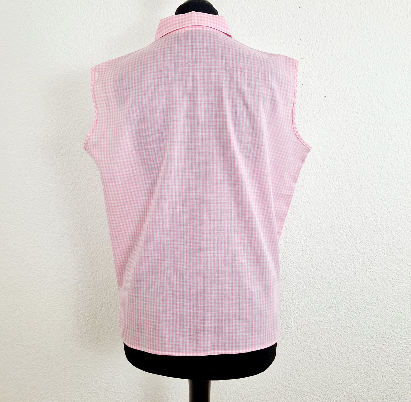 Einzigartiges und nachhaltiges Vintage Top in rosa-weiss, kariert. Unique and sustainable vintage top in pink-white, checked. Back.