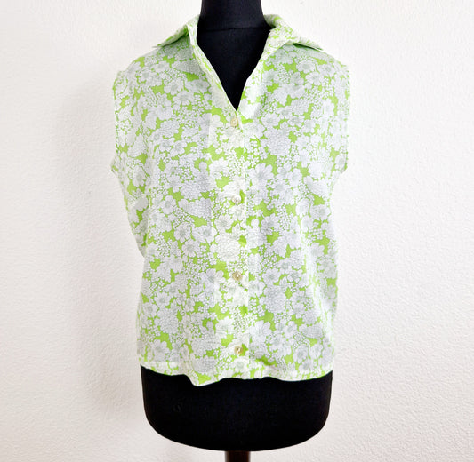 Einzigartiges und nachhaltiges Vintage Top in weiss-hellgrün mit Blumen. Unique and sustainable vintage top in white-light green with flowers. Front. 
