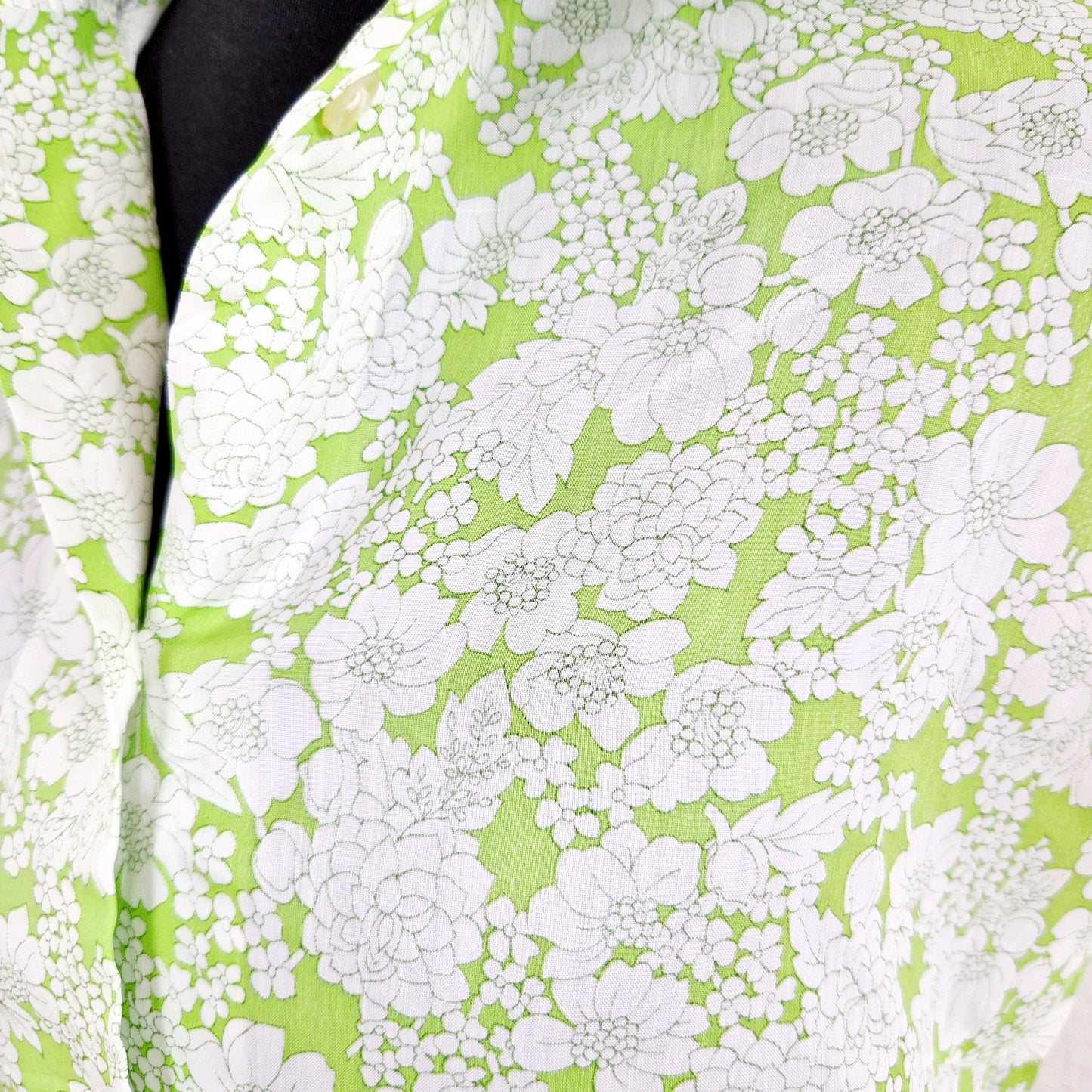Einzigartiges und nachhaltiges Vintage Top in weiss-hellgrün mit Blumen. Unique and sustainable vintage top in white-light green with flowers. Close-up.