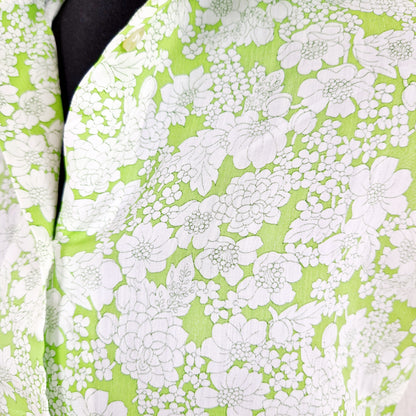 Einzigartiges und nachhaltiges Vintage Top in weiss-hellgrün mit Blumen. Unique and sustainable vintage top in white-light green with flowers. Close-up.