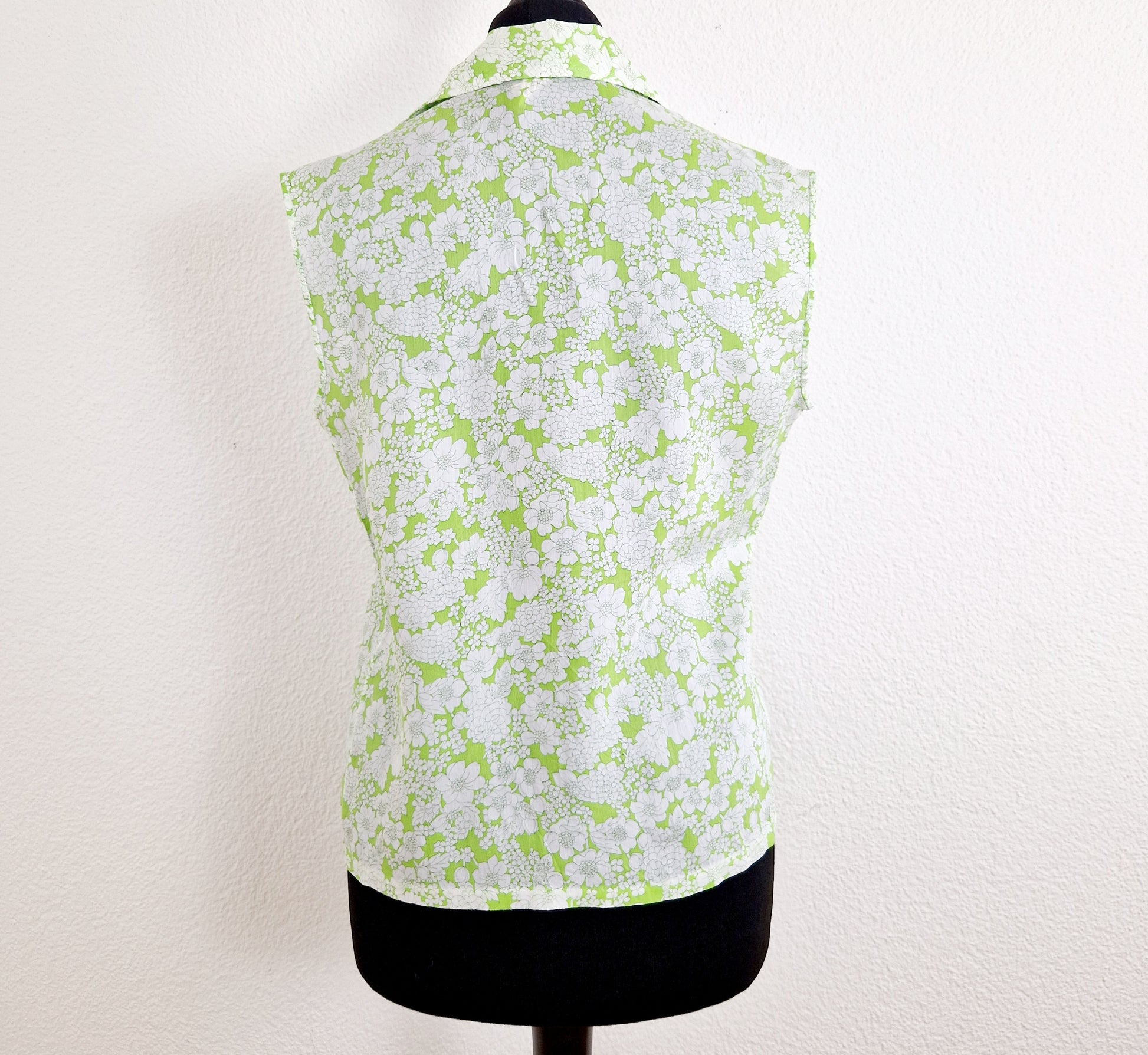 Einzigartiges und nachhaltiges Vintage Top in weiss-hellgrün mit Blumen. Unique and sustainable vintage top in white-light green with flowers. Back.