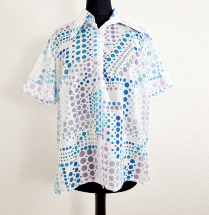 Einzigartige und nachhaltige Vintage Bluse in weiss-lila-hellblau mit Punkten. Unique vintage blouse in white-purple-light blue with polka dots. Front.