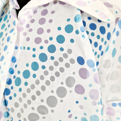 Einzigartige und nachhaltige Vintage Bluse in weiss-lila-hellblau mit Punkten. Unique vintage blouse in white-purple-light blue with polka dots. Close-up.
