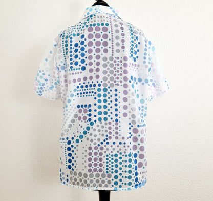 Einzigartige und nachhaltige Vintage Bluse in weiss-lila-hellblau mit Punkten. Unique vintage blouse in white-purple-light blue with polka dots. Back.