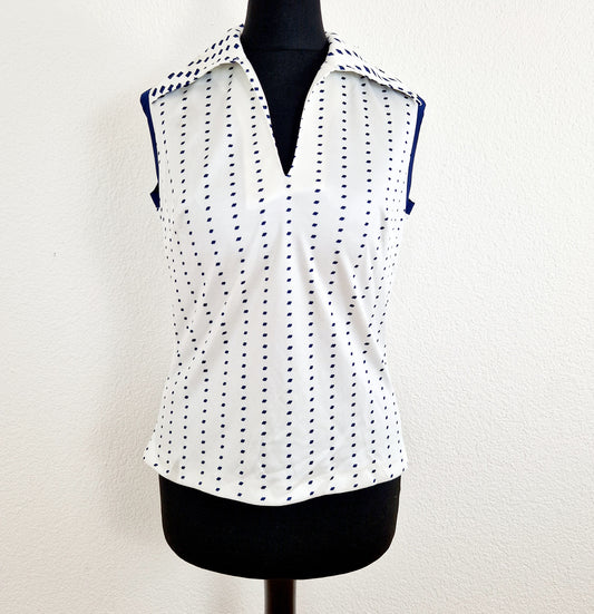 Einzigartiges und nachhaltiges Vintage Top in weiss-dunkelblau mit Rhomben. Unique and sustainable vintage top in white-dark blue with rhombs. Front. 