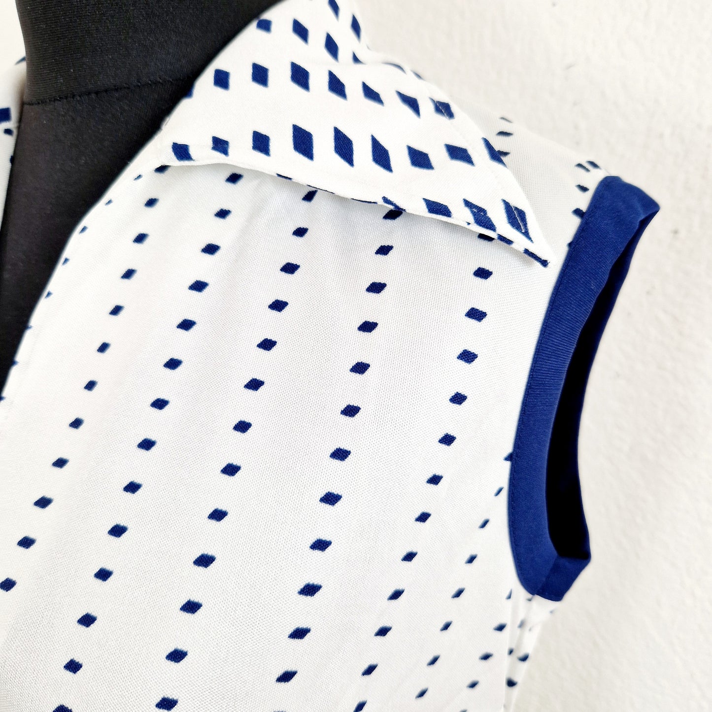 Einzigartiges und nachhaltiges Vintage Top in weiss-dunkelblau mit Rhomben. Unique and sustainable vintage top in white-dark blue with rhombs. Close-up.