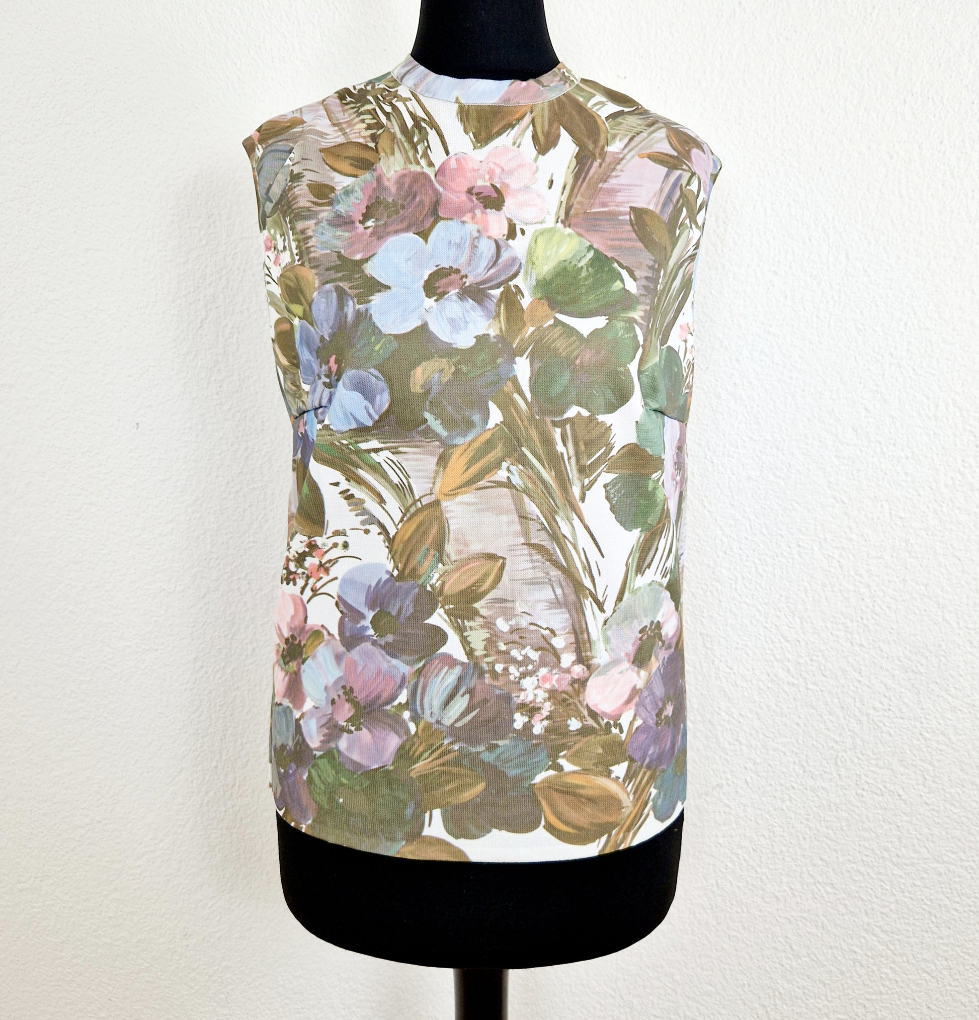 Einzigartiges und nachhaltiges Vintage Top in oliv-weiss-rosa mit Blumen. Unique and sustainable vintage top in olive-white-pink with flowers. Front. 