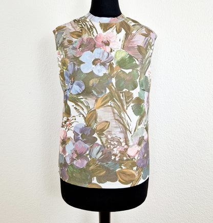 Einzigartiges und nachhaltiges Vintage Top in oliv-weiss-rosa mit Blumen. Unique and sustainable vintage top in olive-white-pink with flowers. Front. 