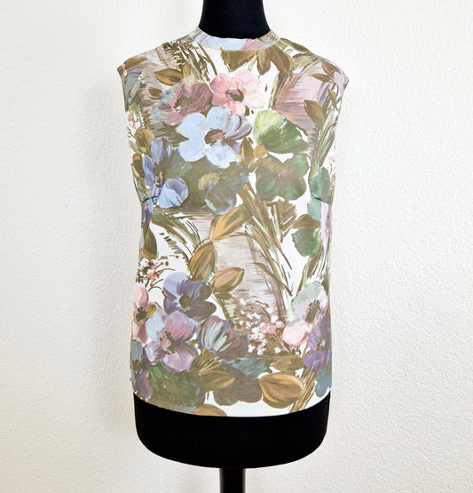 Einzigartiges und nachhaltiges Vintage Top in oliv-weiss-rosa mit Blumen. Unique and sustainable vintage top in olive-white-pink with flowers. Front. 