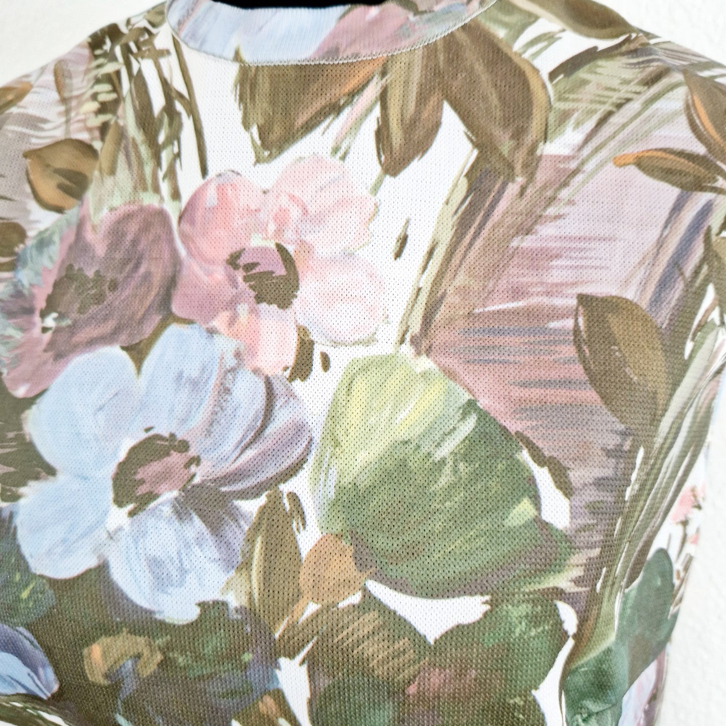 Einzigartiges und nachhaltiges Vintage Top in oliv-weiss-rosa mit Blumen. Unique and sustainable vintage top in olive-white-pink with flowers. Close-up.
