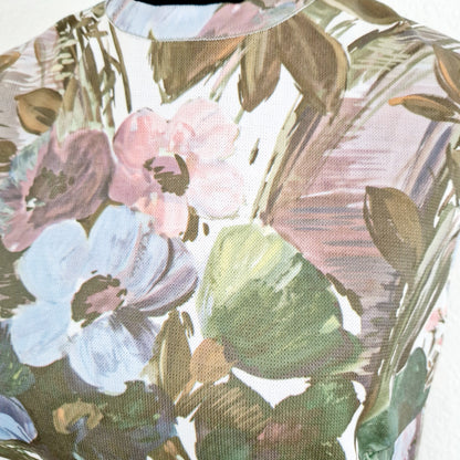 Einzigartiges und nachhaltiges Vintage Top in oliv-weiss-rosa mit Blumen. Unique and sustainable vintage top in olive-white-pink with flowers. Close-up.