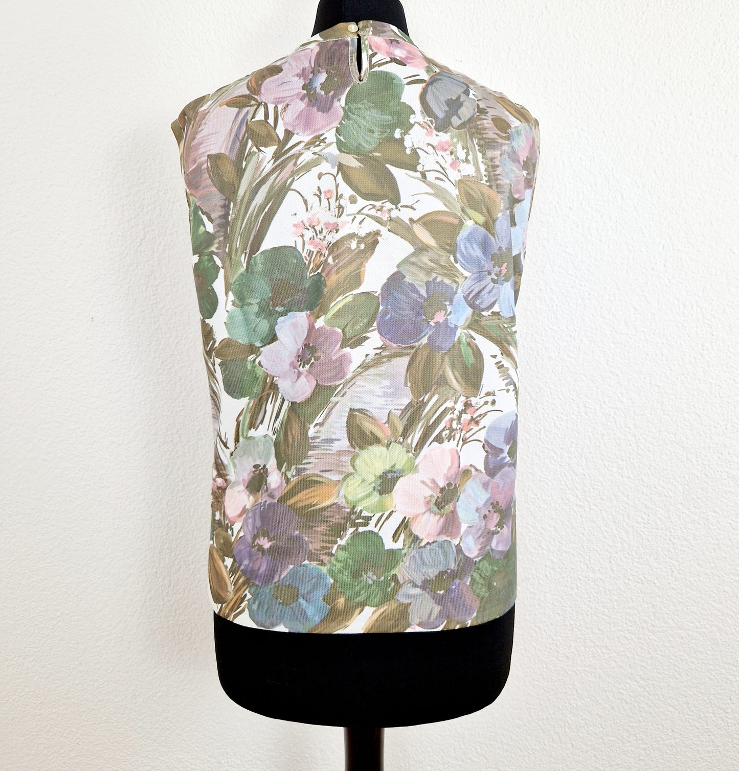 Einzigartiges und nachhaltiges Vintage Top in oliv-weiss-rosa mit Blumen. Unique and sustainable vintage top in olive-white-pink with flowers. Back.