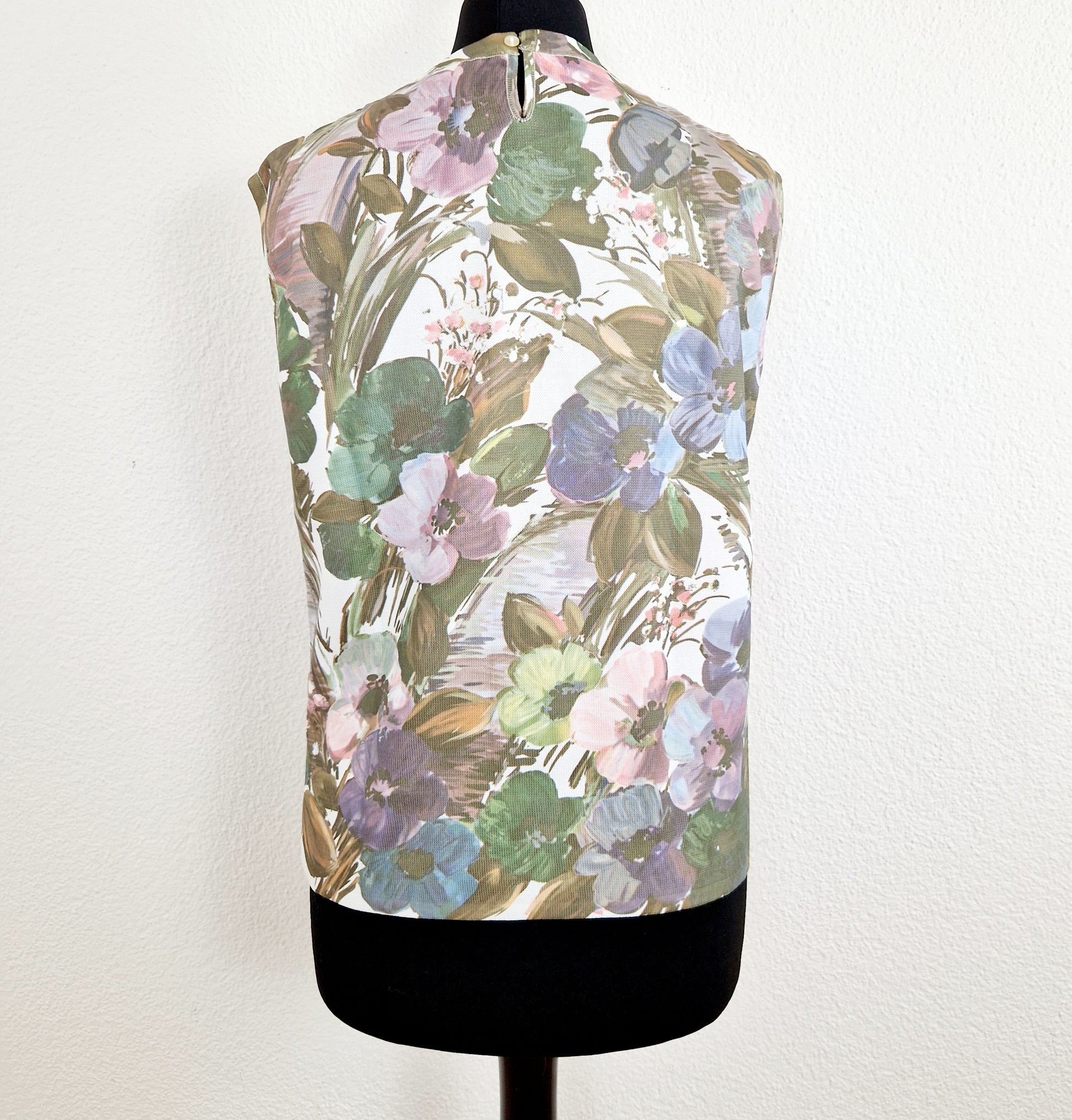 Einzigartiges und nachhaltiges Vintage Top in oliv-weiss-rosa mit Blumen. Unique and sustainable vintage top in olive-white-pink with flowers. Back.