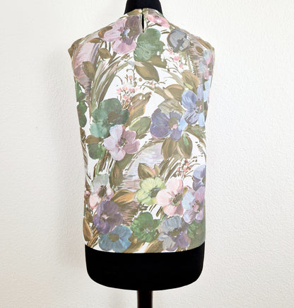 Einzigartiges und nachhaltiges Vintage Top in oliv-weiss-rosa mit Blumen. Unique and sustainable vintage top in olive-white-pink with flowers. Back.