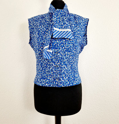 Einzigartiges und nachhaltiges Vintage Top in blau-weiss mit Tulpen und Streifen und Schleife. Unique and sustainable vintage top in blue-white with tulips and stripes and a bow. Front. 