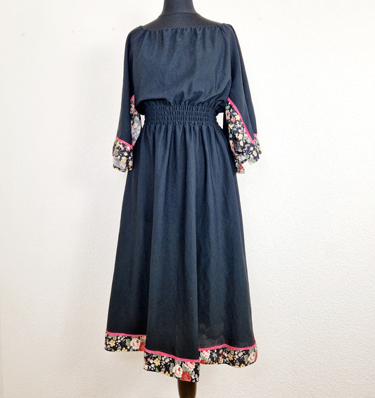 Einzigartiges und nachhaltiges Vintage Kleid in Schwarz mit Blumen und Trompetenärmeln. Unique and sustainable vintage dress in black with flowers and trompet sleeves. Front.