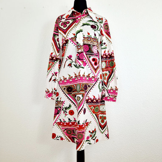 Einzigartiges und nachhaltiges Vintage Kleid in weiss-pink-grün mit Blumen. Unique and sustainable vintage dress in white-pink-green with flowers. Front.