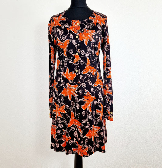 Einzigartiges und nachhaltiges Vintage Kleid in schwarz-orange mit Blumen. Unique and sustainable vintage dress in black-orange with flowers. Front.