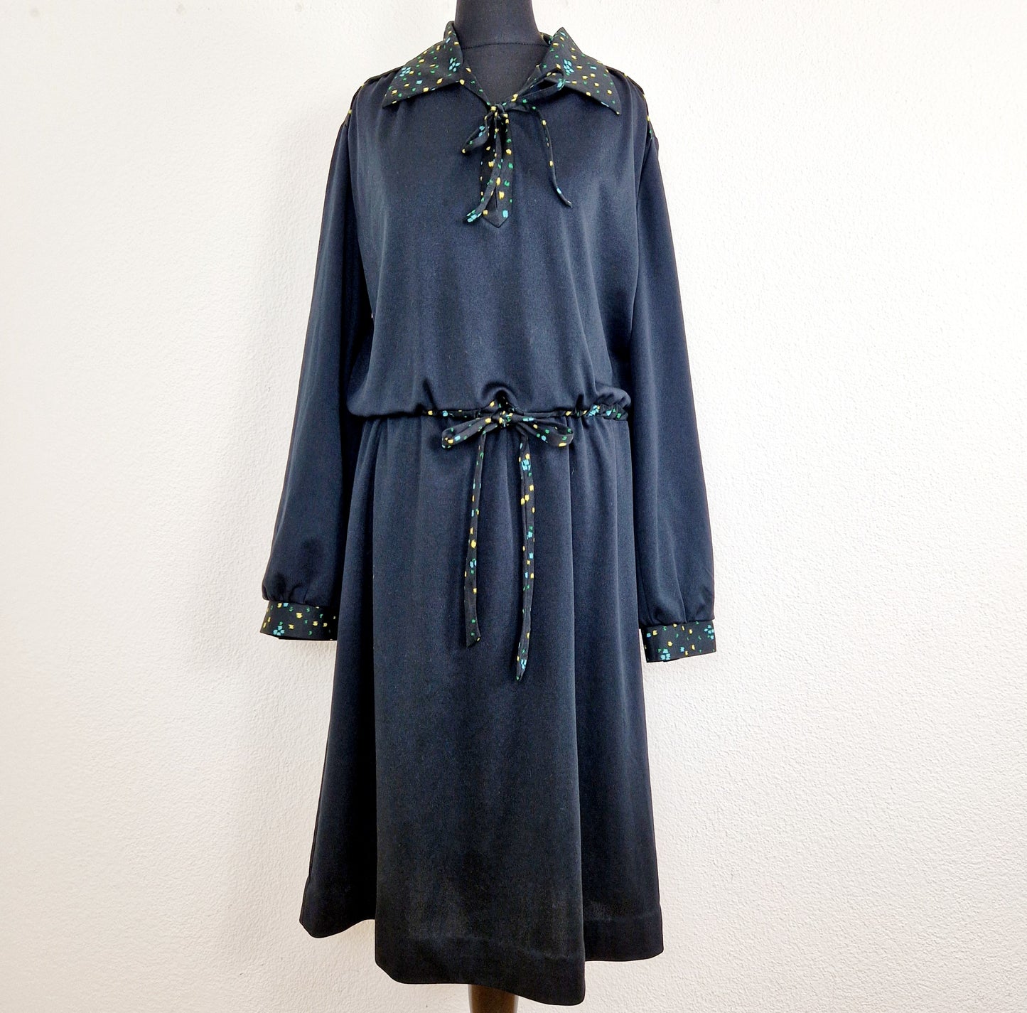 Einzigartiges und nachhaltiges Vintage Kleid in Schwarz mit Farbklecksen. Unique and sustainable vintage dress in black with blurs of color. Front.