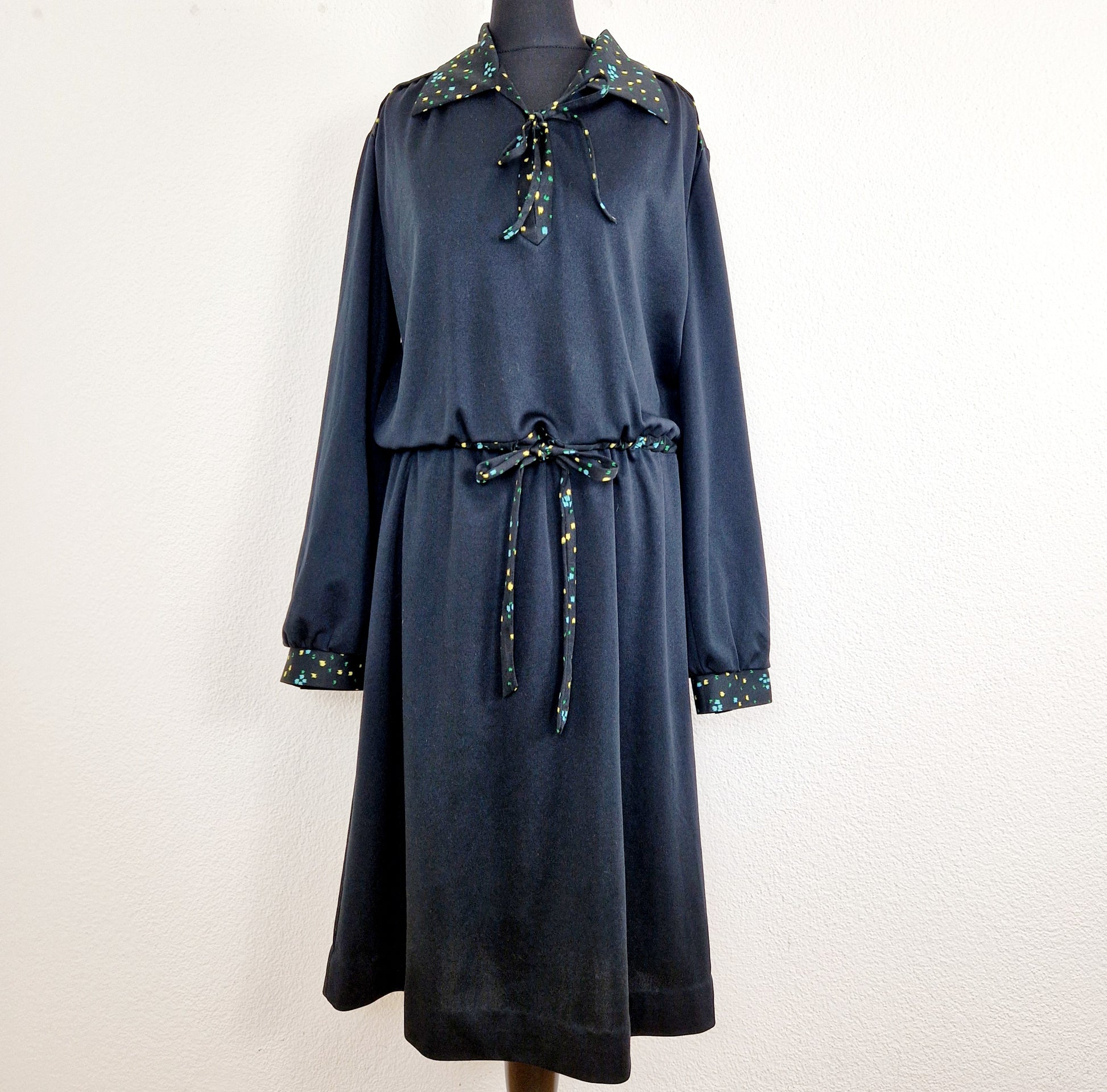 Einzigartiges und nachhaltiges Vintage Kleid in Schwarz mit Farbklecksen. Unique and sustainable vintage dress in black with blurs of color. Front.