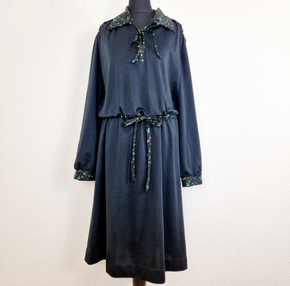 Einzigartiges und nachhaltiges Vintage Kleid in Schwarz mit Farbklecksen. Unique and sustainable vintage dress in black with blurs of color. Front.