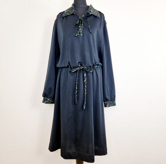 Einzigartiges und nachhaltiges Vintage Kleid in Schwarz mit Farbklecksen. Unique and sustainable vintage dress in black with blurs of color. Front.